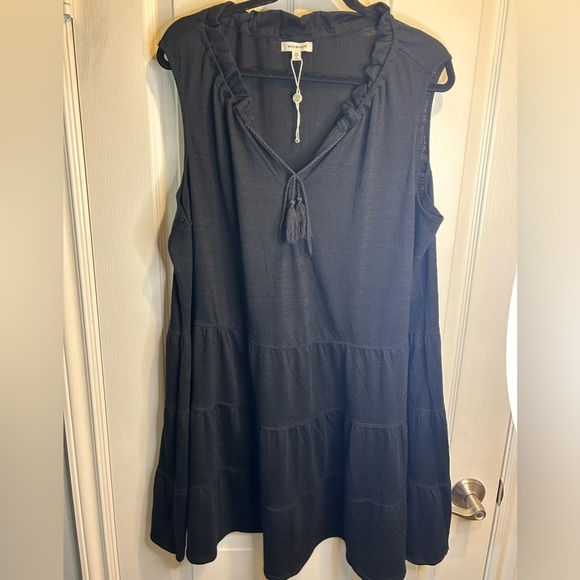 Max Studio Tops - 🖤”Max Studio” Black Ruffle V-neck Sleeveless Tiered Tunic/Top/Coverup Size 2X🖤